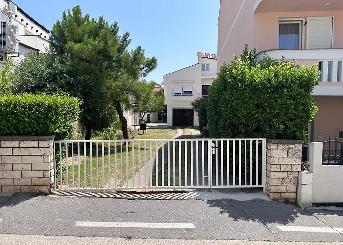 Sunny Grandma\'S Garden Apartment